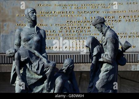 Skulptur der trauernden Mütter, Denkmal der heldenhaften Verteidiger Leningrads, Siegesplatz, Ploshchad Pobedy, St. Petersburg, R Stockfoto