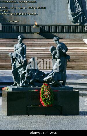 Skulptur der trauernden Mütter, Denkmal der heldenhaften Verteidiger Leningrads, Siegesplatz, Ploshchad Pobedy, St. Petersburg, Stockfoto