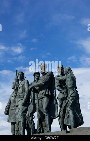 Skulptur von Partisanen, Denkmal für die heldenhaften Verteidiger Leningrads, Siegesplatz, Ploschtschad Pobedy, in St. Petersburg, Russland Stockfoto