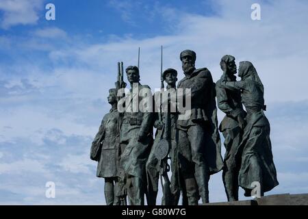 Skulptur von Partisanen, Denkmal für die heldenhaften Verteidiger Leningrads, Siegesplatz, Ploschtschad Pobedy, in St. Petersburg, Russland Stockfoto