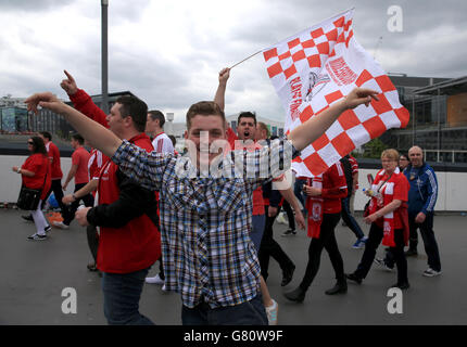 Middlesbrough Fans zeigen Unterstützung für ihr Team vor dem Sky Bet Championship Play Off Finale im Wembley Stadium, London. DRÜCKEN Sie VERBANDSFOTO. Bilddatum: Montag, 25. Mai 2015. Siehe PA Geschichte FUSSBALL-Meisterschaft. Bildnachweis sollte lauten: Nick Potts/PA Wire. Stockfoto