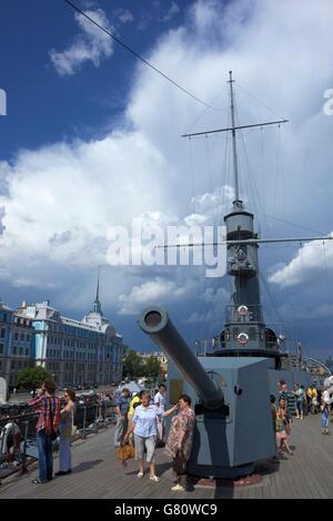 Besucher an Bord des Aurora Cruiser auf der Newa, Naval Academy, St. Petersburg, Russland Stockfoto