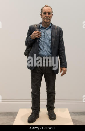 Die gemalte Bronzeskulptur des Künstlers Sean Henry von Sir Tim Berners-Lee, dem Erfinder des World Wide Web, in der National Portrait Gallery in London. Stockfoto