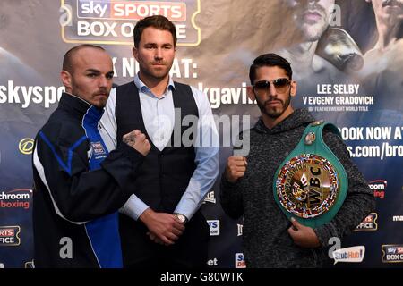 Promoter Eddie Hearn (Mitte) steht mit Kevin Mitchell (links) und Jorge Linares auf einer Pressekonferenz in der Glaziers Hall in London. Stockfoto