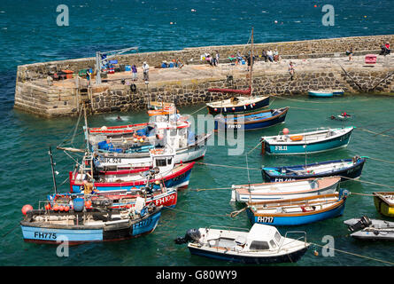 Angelboote/Fischerboote im Hafen von Coverack, Halbinsel Lizard, Cornwall, England, UK Stockfoto