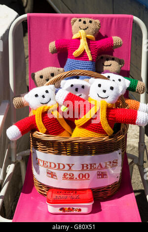 Hausgemachte wollenen Teddybären zu verkaufen mit Ehrlichkeit Geld Box, Cornwall, England, UK Stockfoto