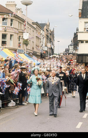 Königin Elizabeth II besucht Derbyshire während ihrer Silberjubiläum-Tour durch Großbritannien. Stockfoto