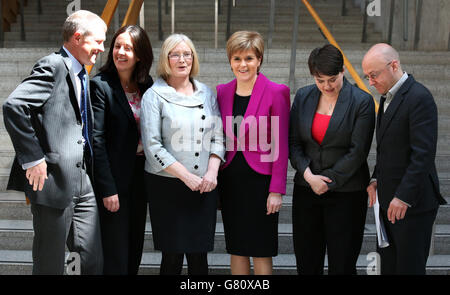 Die erste Ministerin Nicola Sturgeon (dritte rechts) und die Vorsitzende Tricia Marwick (dritte links) schließen sich der schottischen Labour-Führerin im schottischen Parlament Kezia Dugdale (zweite links), der Vorsitzenden der schottischen Konservativen Ruth Davidson (zweite rechts), dem Vorsitzenden der schottischen Grünen Patrick Harvie (ganz rechts) und dem Vorsitzenden der schottischen Liberaldemokraten Willie Rennie (ganz links) an. Im schottischen Parlament startet Holyrood Rocks, ein landesweiter Musikwettbewerb, der darauf abzielt, das beste neue musikalische Talent in Schottland zu finden und gleichzeitig junge Menschen dazu zu ermutigen, ihre Stimme bei den Holyrood-Wahlen 2016 zu nutzen. Stockfoto