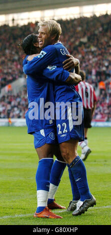 Fußball - FA Barclays Premiership - Southampton gegen Chelsea - St Mary's Stadium. Chelsea's Eidur Gudjohnsen (rechts) feiert mit Teamkollege Didier Drogba nach dem dritten Tor gegen Southampton. Stockfoto