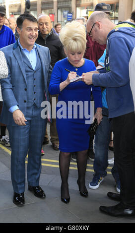 Barbara Windsor (rechts) zusammen mit Scott Mitchell (links), der an der Pressekonferenz zur Einzelausstellung Just Jim Dale mit dem Carry-On-Star im Vaudeville Theatre, London, teilnahm. Stockfoto