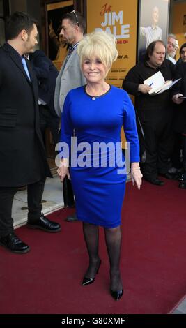 Barbara Windsor bei der Pressenacht für eine Einzelshow Just Jim Dale mit dem Carry-On-Star im Vaudeville Theatre, London. Stockfoto