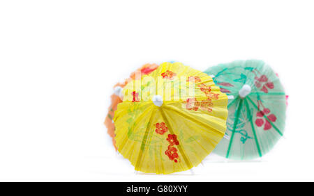 Verschiedenen cocktail Umbrelas auf weißen und violetten Hintergrund farbig Stockfoto