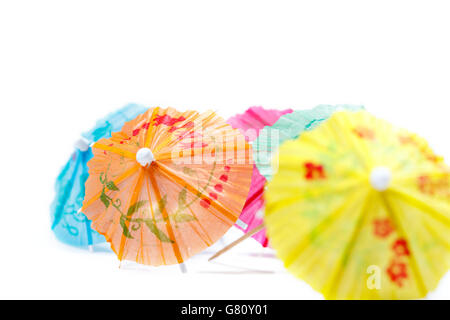 Verschiedenen cocktail Umbrelas auf weißen und violetten Hintergrund farbig Stockfoto