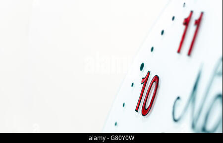 verschiedene Nummern auf Vintage Uhr Oberfläche Stockfoto