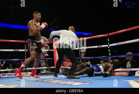 Anthony Joshua (links) schlägt Kevin Johnson in ihrem WBC International Schwergewichtskampf in der O2 Arena in London nieder. DRÜCKEN Sie VERBANDSFOTO. Bilddatum: Samstag, 30. Mai 2015. Siehe PA Story BOXING London. Bildnachweis sollte lauten: Jonathan Brady / PA Wire. Stockfoto