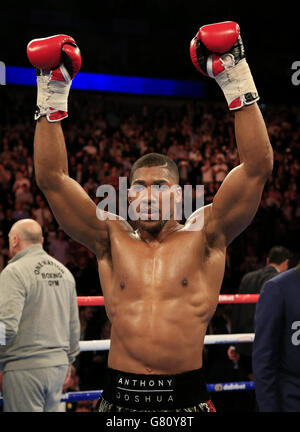 Anthony Joshua feiert den Sieg über Kevin Johnson in ihrem WBC International Schwergewichtskampf in der O2 Arena in London. DRÜCKEN Sie VERBANDSFOTO. Bilddatum: Samstag, 30. Mai 2015. Siehe PA Story BOXING London. Bildnachweis sollte lauten: Jonathan Brady / PA Wire. Stockfoto