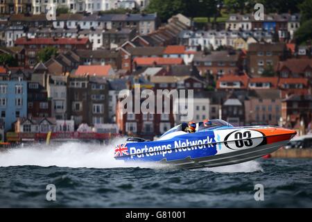 David Toozs-Hobson und Kirsty Toozs-Hobson im Pickfords Racing Motorboot in der South Bay, Scarborough während des P1 Grand Prix of the Sea. Stockfoto