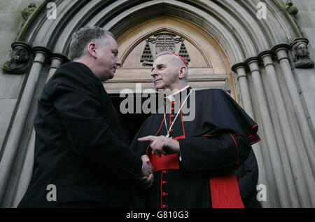 Schottlands erster Minister Jack McConnell (links) mit Kardinal Keith O'Brien bei einer Requiem-Messe für Papst Johannes Paul II., der am Samstag verstorben ist. Stockfoto