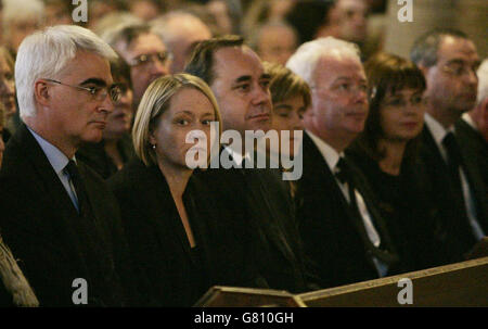 (Von links nach rechts:) Alastair Darling MP, Cathy Jamieson MSP, Alex Salmond MP, Nicola Sturgeon MSP, Jim Wallace MSP während einer Requiem-Messe für Papst Johannes Paul II., der am Samstag starb. Stockfoto