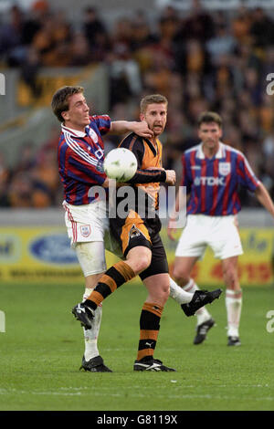 Fußball - Nationwide League Division One - Playoff-Halbfinale - zweites Bein - Wolverhampton Wanderers gegen Crystal Palace. David Tuttle, Crystal Palace, kämpft mit Iwan Roberts, Wolverhampton Wanderers Stockfoto