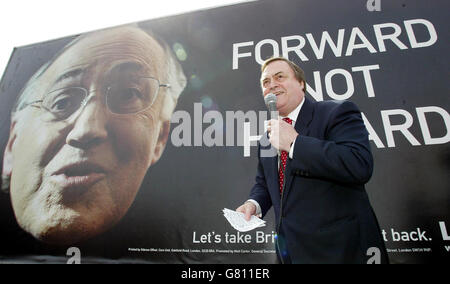 Der stellvertretende Premierminister John Prescott enthüllt in Folkestone ein Plakat der Labour-Kampagne, während er in der Gegend, die den Wahlkreis des konservativen Führers Micheal Howard einschließt, zu Besuch ist, während die Kampagne für die bevorstehenden Parlamentswahlen beginnt. Stockfoto