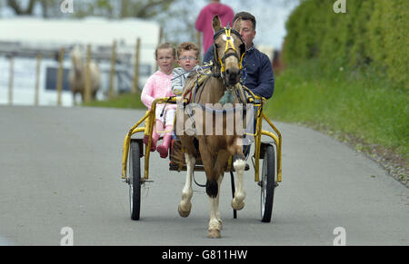 Reisende kommen in Appleby in Cumbria an, um die berühmte Appleby Horse Fair zu sehen, das jährliche Treffen der Zigeuner und Reisenden, das diese Woche beginnt. Stockfoto