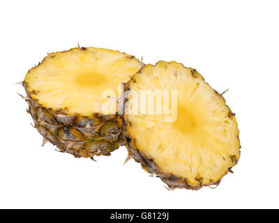 Frisches Obst. In Scheiben geschnittene Ananas isoliert auf weiss. Stockfoto