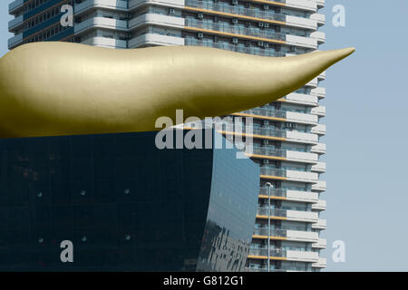 Moderne Architektur in Tokio. Asahi Beer Hall mit seiner unverwechselbaren gold Flamme d ' or Symbol, Asakusa, Tokio Stockfoto