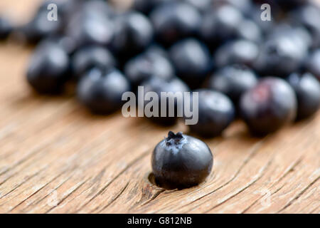 Nahaufnahme von einem Haufen von appetitlich Reife Blaubeeren auf einem rustikalen Holztisch Stockfoto
