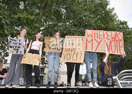 Jugendliche protestieren gegen Brexit und das Recht der 16-17-Jährigen zu stimmen, gegenüber der Nummer 10 Downing Street, Whitehall, London, UK Stockfoto