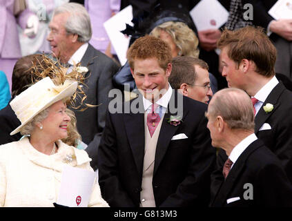 Der britische Prinz Harry (Mitte) steht zwischen der britischen Königin Elizabeth II. (L) und ihrem Mann, dem Herzog von Edinburgh (R), zusammen mit seinem Bruder Prinz William (R hinten), nachdem er einen Gebetsdienst und eine Widmung in der St. George's Chapel in Windsor Castle durchgeführt hatte. Stockfoto