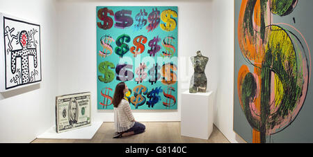A Woman views 'Untitled, 1982' by Keith Haring, Estimated &ACIRC;&pound;250-&ACIRC;&pound;350,000, (links), '50 Dollars, 2006' by Jin Wang, Estimated &ACIRC;&pound;5-&ACIRC;&pound;7,000, (zweite links), 'Dular Signs, 1981' by Andy Warhol 4.5;&1970 1981 Pfund 16; &IRC; and 6.5 22,000 Geschätzte &ACIRC;&pound;4-&ACIRC;&pound;6 Millionen, (rechts) während der Pressevorschau von 'To the Bearer on Demand', einer privaten Sammlung von 21 Werken Stockfoto