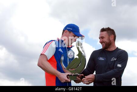 England-Kapitän Eoin Morgan (links) und Neuseeland-Kapitän Brendon McCullen posieren mit der Royal London One Day Trophy in Edgbaston, Birmingham. Stockfoto