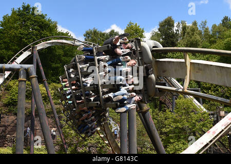 (Von links nach rechts) Matt Bennett, Erik Votjas, Lucia Pajtasova und Dan Bennett aus Cheltenham fahren auf Nemesis in den Alton Towers in Staffordshire, während der Freizeitpark nach dem Schließen der Tore nach einem Achterbahnunfall, bei dem vier Personen schwer verletzt wurden, wieder geöffnet wurde. Stockfoto