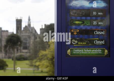 Ein Schild, auf dem zu sehen ist, dass Smiler und Oblivion in den Alton Towers in Staffordshire geschlossen bleiben, da der Freizeitpark nach dem Absturz einer Achterbahn, bei dem vier Personen schwer verletzt wurden, wieder geöffnet wurde. Stockfoto