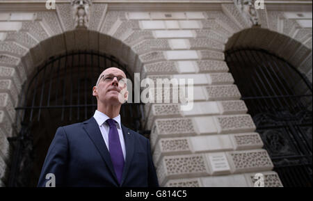 Schottlands stellvertretender erster Minister John Swinney spricht in Westminster, London, mit den Medien nach einem Treffen mit Bundeskanzler George Osborne, wo er den alternativen Plan der schottischen Regierung zur Sparpolitik vorlegte. Stockfoto