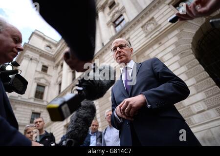 Schottlands stellvertretender erster Minister John Swinney spricht in Westminster, London, mit den Medien nach einem Treffen mit Bundeskanzler George Osborne, wo er den alternativen Plan der schottischen Regierung zur Sparpolitik vorlegte. Stockfoto