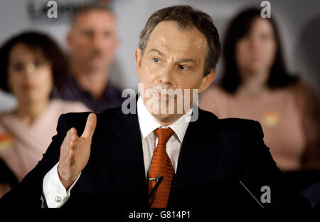 Premierminister Tony Blair hält seine Dankesrede in seinem Wahlkreis in Sedgefield, nachdem er als Kandidat für die bevorstehenden Parlamentswahlen gewählt wurde. Stockfoto