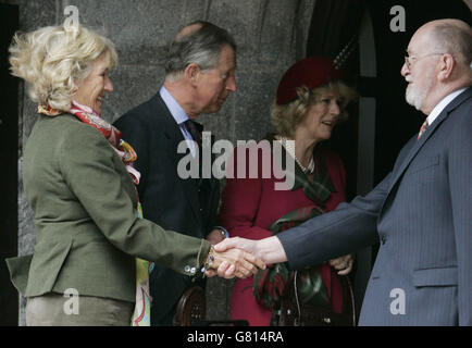 Der Prinz von Wales (Mitte) und die Herzogin von Cornwall, mit Annabel Elliot (links), der Schwester der Herzogin, werden in ihrem ersten öffentlichen Engagement begrüßt, seit sie Ehemann und Ehefrau wurde. Stockfoto