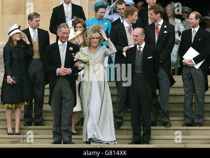 Der Prinz von Wales und seine Braut Camilla, Herzogin von Cornwall, vorne in der Mitte, mit dem Herzog von Edinburgh, vorne rechts, mit anderen Mitgliedern der königlichen Familie, als sie die St. George's Chapel in Windsor verlassen, nach dem kirchlichen Segen ihrer standesamtlichen Trauung. Stockfoto