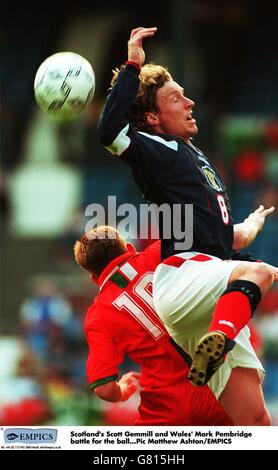 Scotland's Scott Gemmill und Wales' Mark Pembridge kämpfen um die Ballr Stockfoto