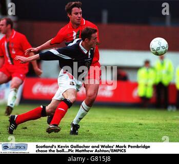 Schottland / Wales. Der schottische Kevin Gallacher und der walisische Mark Pembridge machen den Ballrtr Stockfoto