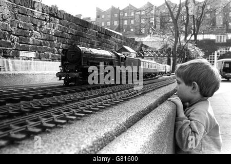 Der vierjährige James Swift aus Tottenham, London, hat sich in einen Modellzug auf der 150 Meter hohen Gartenbahn des London Toy and Model Museum in Paddington, London, eingelassen, die im Mai 1982 eröffnet wurde. Stockfoto