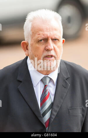 Doktor Errol Cornish verlässt eine Vorverhandlung am Maidstone Crown Court, Kent, wo er wegen grober Fahrlässigkeit der Grundschullehrerin Frances Cappuccini angeklagt wird, die nach der Geburt durch Kaiserschnitt starb. Stockfoto
