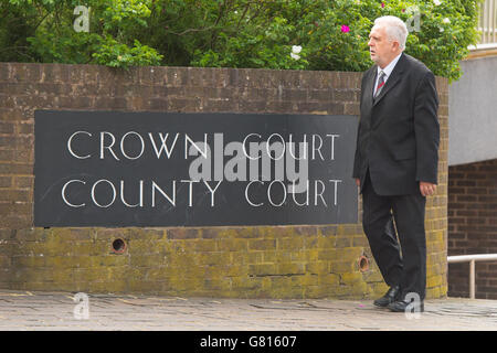 Doktor Errol Cornish verlässt eine Vorverhandlung am Maidstone Crown Court, Kent, wo er wegen grober Fahrlässigkeit der Grundschullehrerin Frances Cappuccini angeklagt wird, die nach der Geburt durch Kaiserschnitt starb. Stockfoto