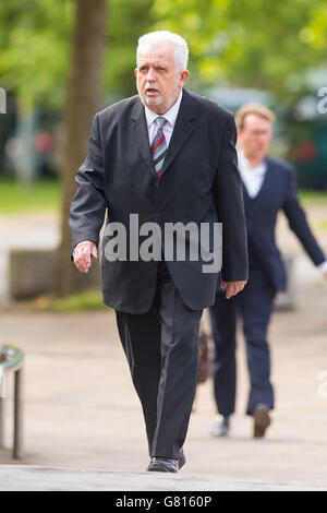 Doktor Errol Cornish verlässt eine Vorverhandlung am Maidstone Crown Court, Kent, wo er wegen grober Fahrlässigkeit der Grundschullehrerin Frances Cappuccini angeklagt wird, die nach der Geburt durch Kaiserschnitt starb. Stockfoto