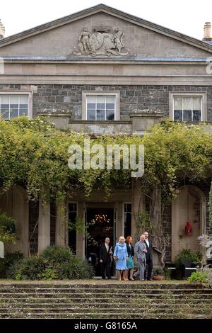 Der Prinz von Wales und die Herzogin von Cornwall steigen aus dem Haus auf, um die Gärten im Mount Stewart House in Co Down am letzten Tag ihres Besuchs in Nordirland zu besichtigen. Stockfoto