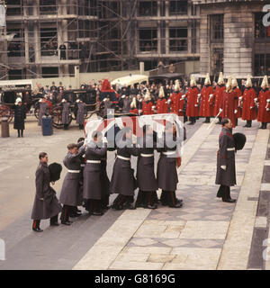 Sir Winston Churchills fahnendrapierter Sarg wird von den Grenadier Guards zur Beerdigung in die St. Paul's Cathedral getragen. Stockfoto