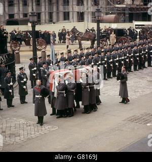 Sir Winston Churchills fahnendrapierter Sarg wird von den Grenadier Guards zur Beerdigung in die St. Paul's Cathedral getragen. Stockfoto