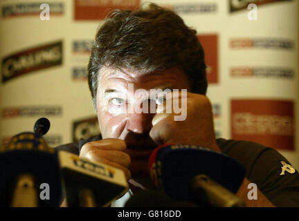 Fußball - FIFA Fußball-Weltmeisterschaft 2006 Qualifikation - Gruppe sechs - Österreich gegen Wales - Wales Pressekonferenz - Wien. John Toshack, Manager von Wales. Stockfoto